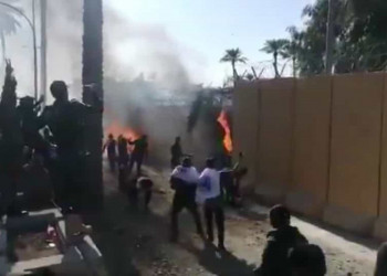 Milhares de iraquianos atacaram a embaixada dos EUA em Bagdá
